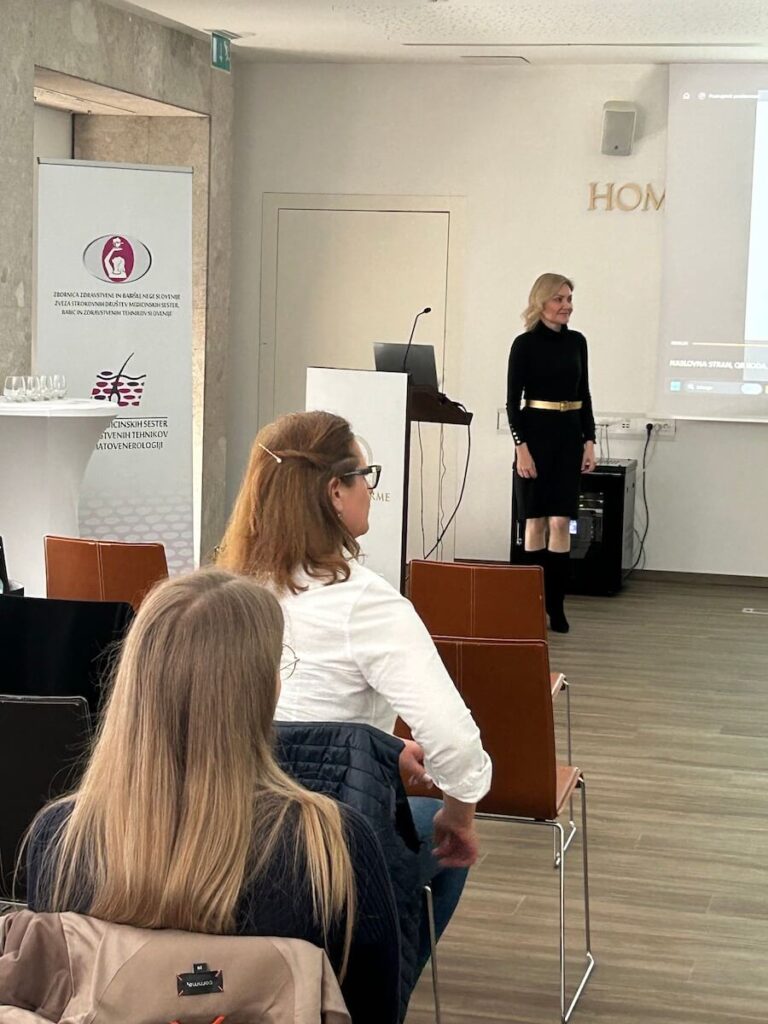 Dr. Vesna Tlaker predava na srečanju medicinskih sester Dermatovenerologija v Sloveniji danes - sodobni pristopi in izzivi. Tema predavanja, Estetska dermatologija - modna muha ali nujnost - je požela veliko zanimanje.