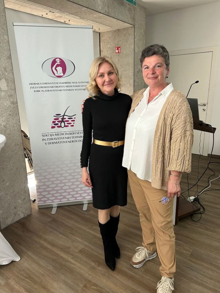 Dr. Vesna Tlaker in predsednica sekcije medicinskih sester v dermatologiji DMS Anita Jelen na srečanju medicinskih sester Dermatovenerologija v Sloveniji danes - sodobni pristopi in izzivi. Tema predavanja, Estetska dermatologija - modna muha ali nujnost - je požela veliko zanimanje.