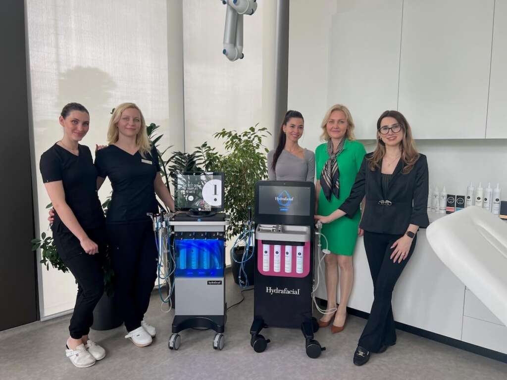Certificirani inštruktorici za HydraFacial tretma na delovnem obisku