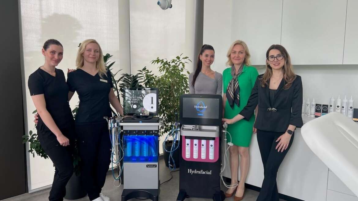 Certificirani inštruktorici za HydraFacial tretma na delovnem obisku