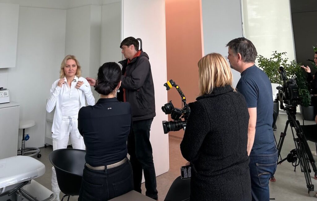 Priprava za snemanje intervjuja z dr. Vesno Tlaker za oddajo Koda o kolagenu v medicinskem centru Dermatologija.si.