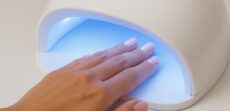 UV sevanje in manikira – kaj opozarjajo  naši dermatologi?